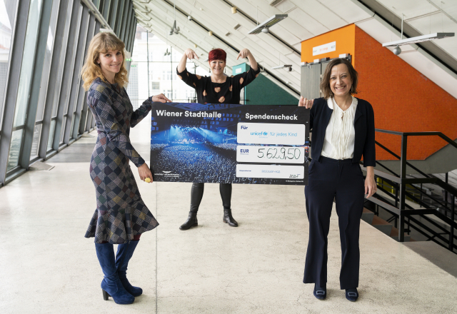 Scheckübergabe 2021 an UNICEF Österreich: Carola Lindenbauer (l.) mit Gabriele Stanek (Mitte) und Anna Gudra (r.) © Bildagentur Zolles KG Christian Hofer