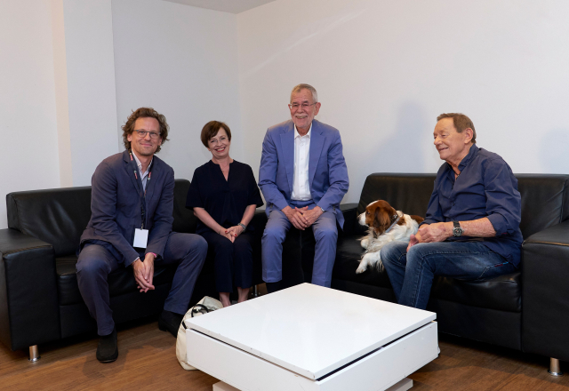 Stadthallen-Geschäftsführer Matthäus Zelenka, Doris Schmidauer, Alexander Van der Bellen und Wolfgang Ambros mit seinem Hund © Bildagentur Zolles KG/Markus Wache