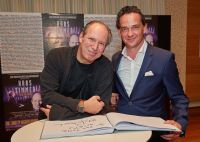 Hans Zimmer mit Wiener Stadthalle Geschäftsführer Kurt Gollowitzer © Wiener Stadthalle | Starpix