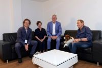 Stadthallen-Geschäftsführer Matthäus Zelenka, Doris Schmidauer, Alexander Van der Bellen und Wolfgang Ambros mit seinem Hund © Bildagentur Zolles KG/Markus Wache